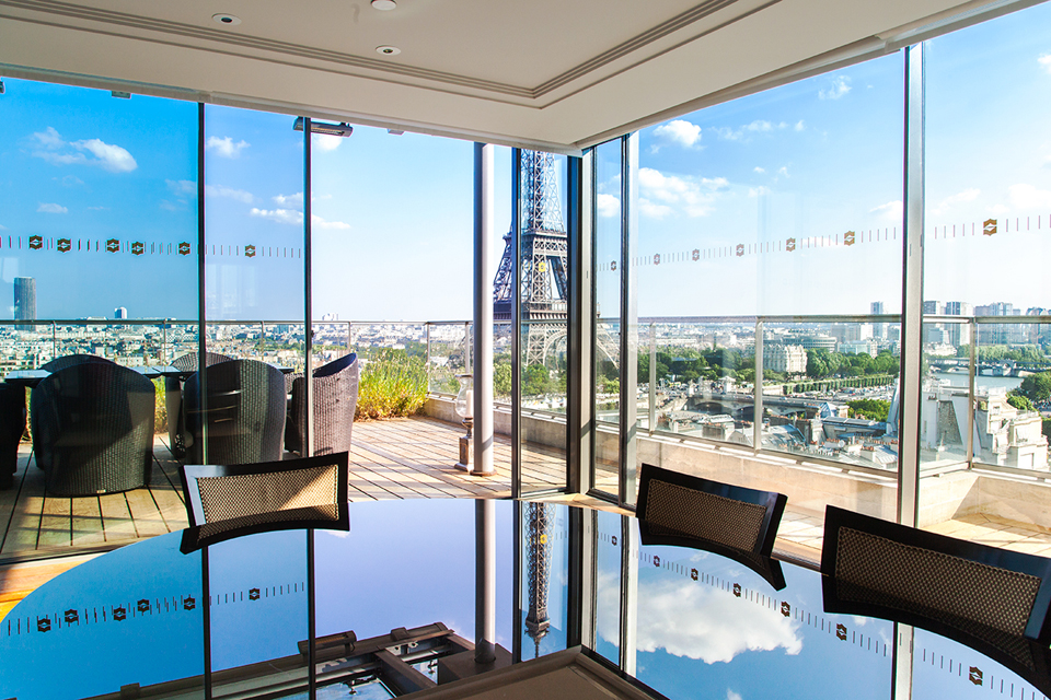 photo de la terrasse de l'hôtelcop avec vue sur la Tour Eiffel le jour