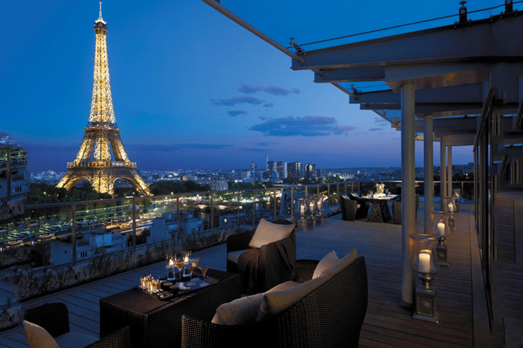 image de la terrasse avec vue sur la Tour Eiffel
