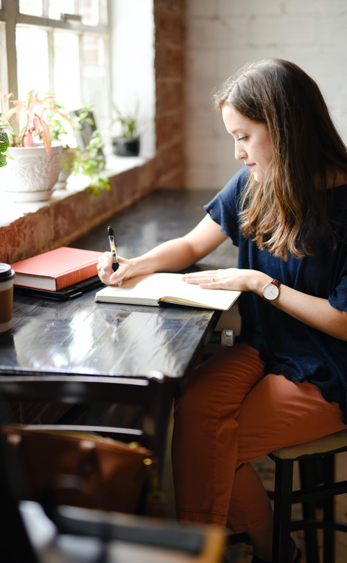 femme assise bureau